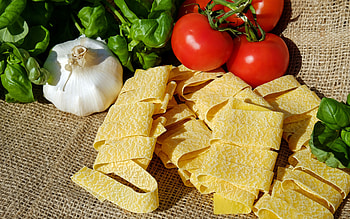 Pasta, garlic, tomato, food HD wallpaper