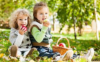 *** Fun in the autumn park ***, basket, children, apples, people, park HD wallpaper