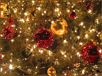 The sparkle of the tree, lights, green, red, sparkle, decorations, balls, gold, tree HD wallpaper