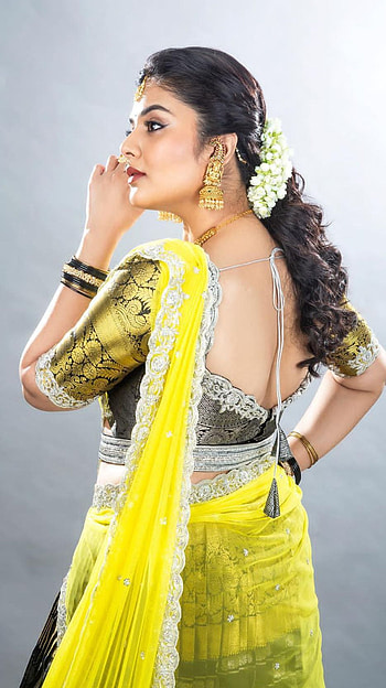 Sreemukhi, telugu actress, anchor, model, saree beauty, traditional, saree lover, gorgeous HD phone wallpaper