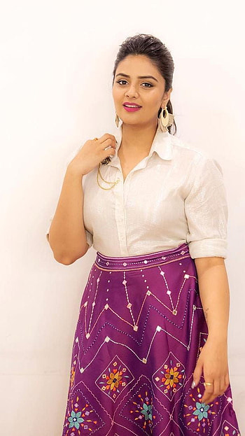 Sreemukhi, anchor, actress HD phone wallpaper