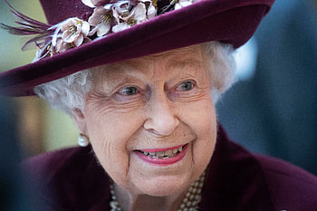 Elizabeth II, Queen's response to pandemic, Strong leadership, News headlines HD wallpaper