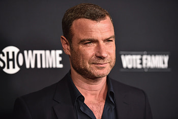 Liev Schreiber, Geocaching explained, Captivating interview, Adventure enthusiast HD wallpaper