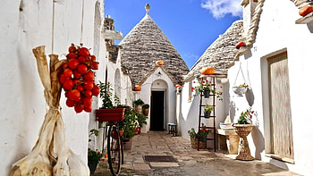 Food tour in Puglia, Alberobello's culinary delights HD wallpaper