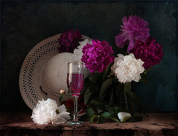 still life, white, gentle, graphy, peony, vase, beautiful, purple, glass, sheet, flowers, , flower bouquet, harmony, hat HD wallpaper