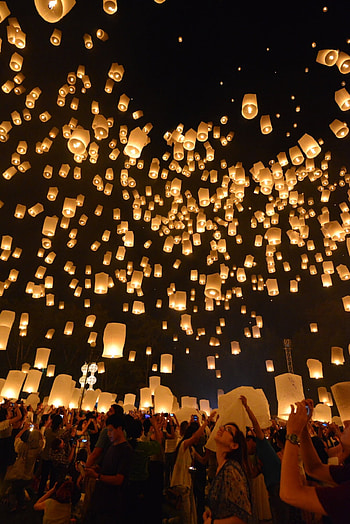 Loy Krathong Yee Ping Festival, Thai cultural celebration, Lantern release, Vibrant atmosphere HD phone wallpaper