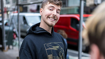 Smiling YouTuber Casual Portrait -, Mr. Beast HD wallpaper
