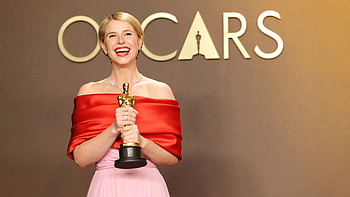 Oscars Glow — Smiling Actress with Trophy ( ), Academy Awards (Oscars), Girl HD wallpaper