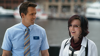 Guy movie, Hilarious humor, Ryan Reynolds, Sleazy charm HD wallpaper