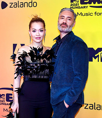Taika Waititi, Rita Ora, Outfit, EMA's Red Carpet HD phone wallpaper