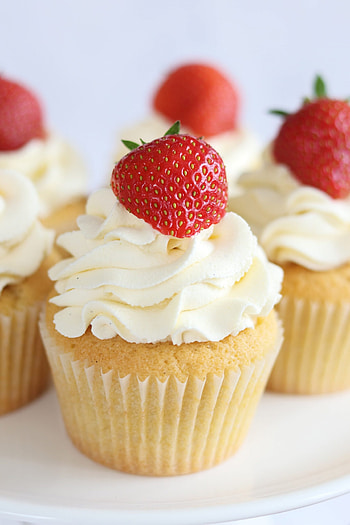 Strawberries, Cupcakes HD phone wallpaper