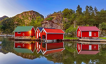 Reflections of red boathouses, tranquility, reflection, boats, red, beautiful, lake, boathouse, serenity HD wallpaper