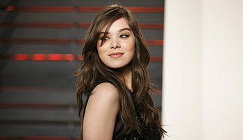 Gorgeous, beautiful smile, Famous actress, Hailee Steinfeld HD wallpaper