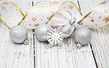 silver Christmas balls, Happy New Year, Christmas background, snowflake, Christmas white background, Christmas glitter balls HD wallpaper