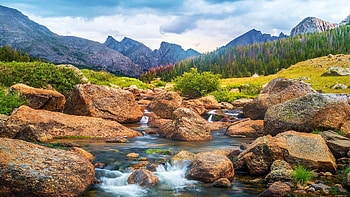 A flowing creek in the Wind River Range, Wyoming, clouds, USA, sky, rocks, mountains HD wallpaper