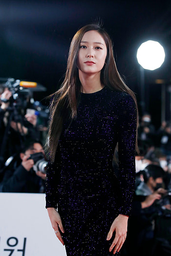 Krystal Jung, Blue Dragon Film Awards, Red carpet glamour, Fashion statement HD phone wallpaper