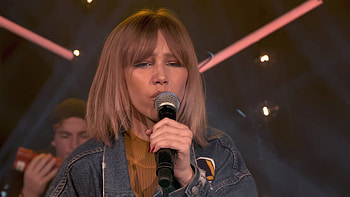 Grace VanderWaal, River performance, quality, Upscaled video HD wallpaper