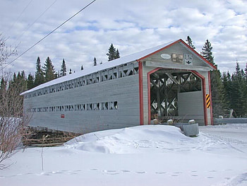 Des Defricheurs Covered Bridge,Ste Lucie de Beauregard, bridge, covered, sky, snow HD wallpaper