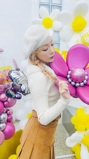 Kim Taeyeon, Music artist, Eelisius, Taeyeon's charisma HD phone wallpaper