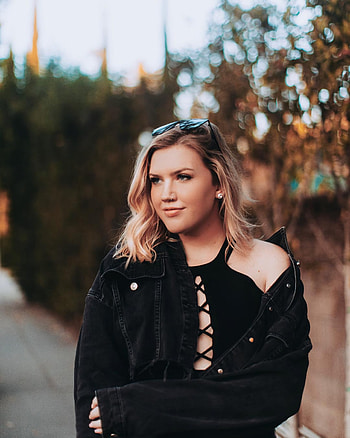 Morgan Adams, Influencer lifestyle, Fashion choices, Daily routines HD phone wallpaper