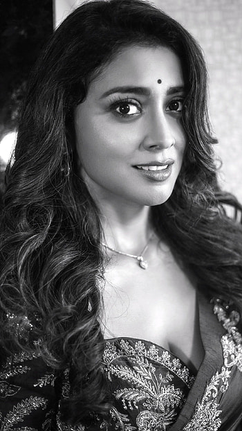 Shreya Saran, multilingual actress HD phone wallpaper