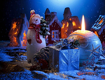 Snowman, gift , holiday, christmas, new year, snowman backgrounds, home, candle HD wallpaper