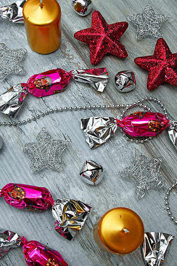 Holidays, New Year, Decorations, Candles, Candies, Shine, Beads, Brilliance, Christmas HD phone wallpaper