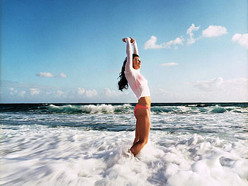 Evangeline_Lilly, on beach, cool, evangeline-lilly HD wallpaper