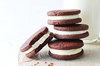 Chocolate cream biscuits, Delightful sweetness, Heavenly flavors, Irresistible combination HD wallpaper