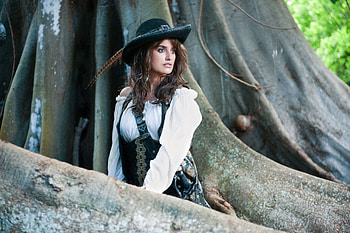 Penelope Cruz In Pirates OF The Caribbean, pirates-of-the-caribbean, movies, penelope-cruz, celebrities, girls HD wallpaper