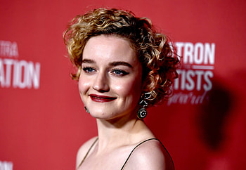 Julia Garner, Films and shows, Streaming options, Best performances HD wallpaper