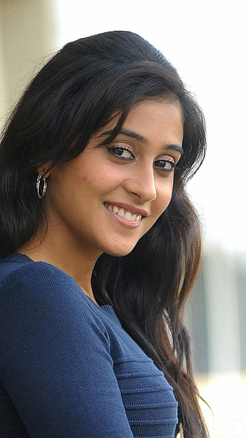 Regina Cassandra, multilingual actress HD phone wallpaper