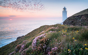 Lighthouse in England, sea, England, lighthouse, coast, meadow, sunset HD wallpaper