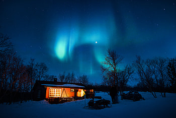 House Under Aurora Northern Lights, northern-lights, nature, aurora HD wallpaper