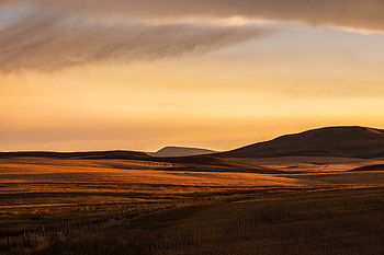 Montana Prairie Montana Plain Evening Light Fuji Color Montana Sunset, mountains, sunset, sunrise, evening, nature HD wallpaper