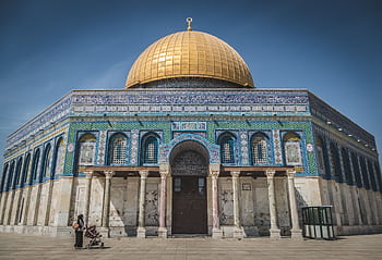 The iconic Dome of the Rock with its golden dome, showcasing Islamic architecture in Jerusalem, Israel. HD wallpaper