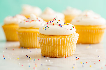 Rainbow sprinkles, Cupcakes HD wallpaper