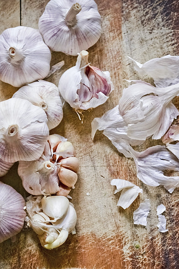 Garlic health benefits, Nutritional powerhouse, Disease prevention, Wellness advantages HD phone wallpaper