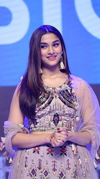 Saiee Manjrekar, Bollywood, Saiee Manjrekar Bollywood HD phone wallpaper
