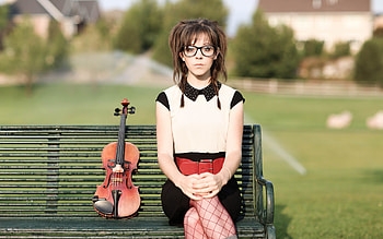 Lindsey Stirling, Violin virtuoso, Serene bench, Enchanting music HD wallpaper