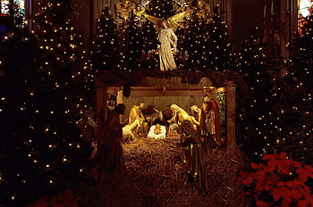 Christmas Jesus nurseries, Holiday trees garland, People enjoying, Festive atmosphere HD wallpaper