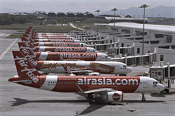 AirAsia dominance, Malaysian aviation, Flag carrier comparison, Market leader HD wallpaper
