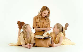 Mother and Daughters, daughters, mother, book, family HD wallpaper