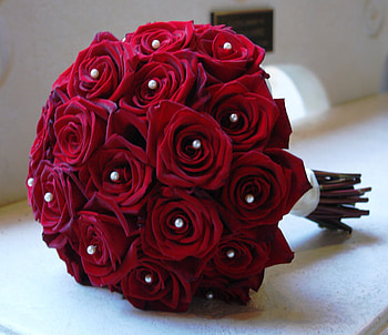 red roses, pearls, bouquet, roses, red HD wallpaper