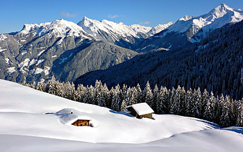 Winter in Mountains, winter, snow, cabins, mountains, forest HD wallpaper
