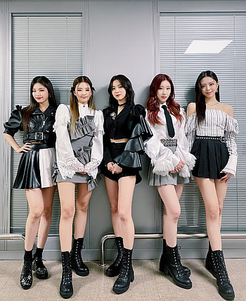 ITZY (K-pop), Kpop board, Asian HD phone wallpaper