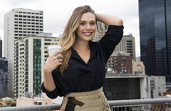 Smile, actress, on roof-top, Elizabeth Olsen HD wallpaper