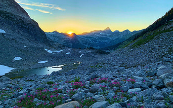 Catching the sun set at gorgeous British Columbia mountains, colors, sky, rocks, canada, stones HD wallpaper