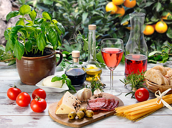 Food and Wine, olives, pasta, oil, cheese, sausage, basilic, onions, tomatoes, balsamico HD wallpaper