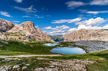 Sunny day, small lakes, mountains HD wallpaper